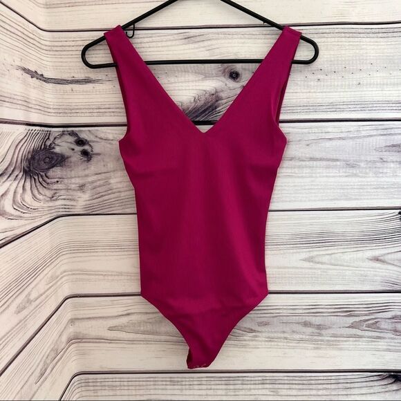 Express Fuchsia Ribbed V Neck Fitted Tank Top Bodysuit XS NWT - Picture 3 of 6